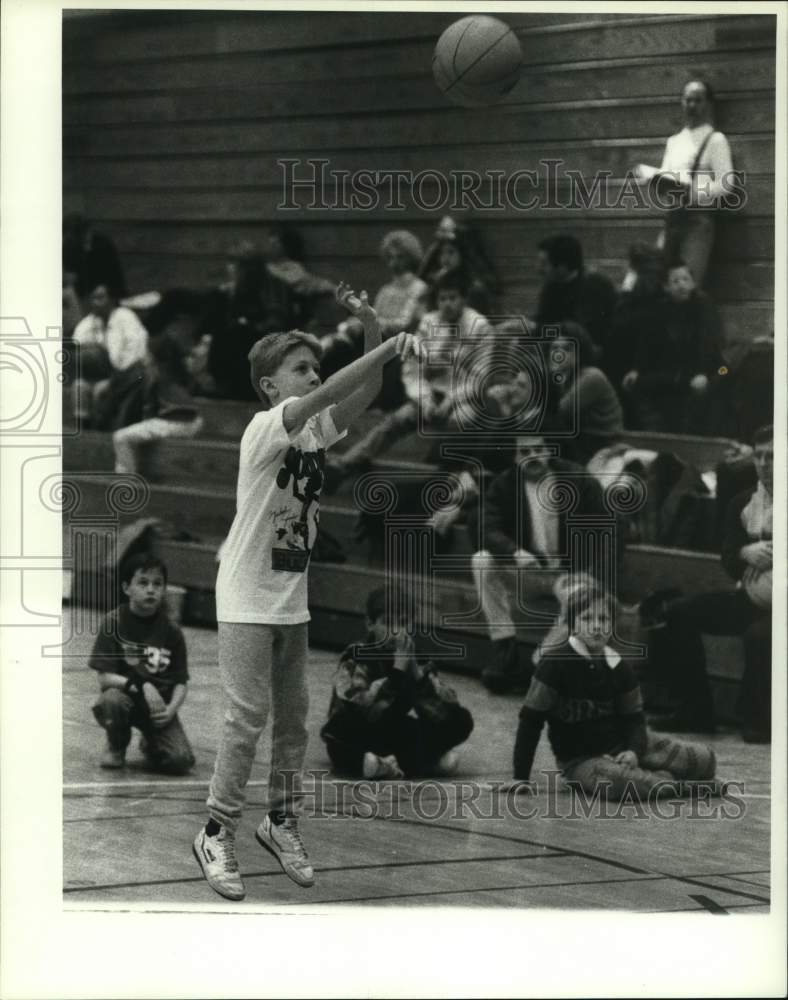 1989 Press Photo Geoff Stockwell shoots basketball at Onondaga Community College- Historic Images