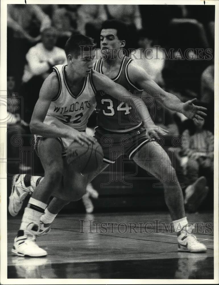 1987 Press Photo Liverpool basketball player Jeff Ross guards Charlie Lockwood- Historic Images