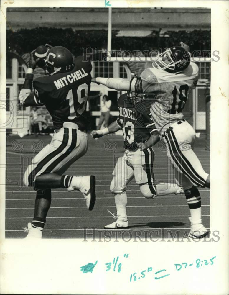 1986 Press Photo Cornell University football player #19 Mitchell catches pass- Historic Images