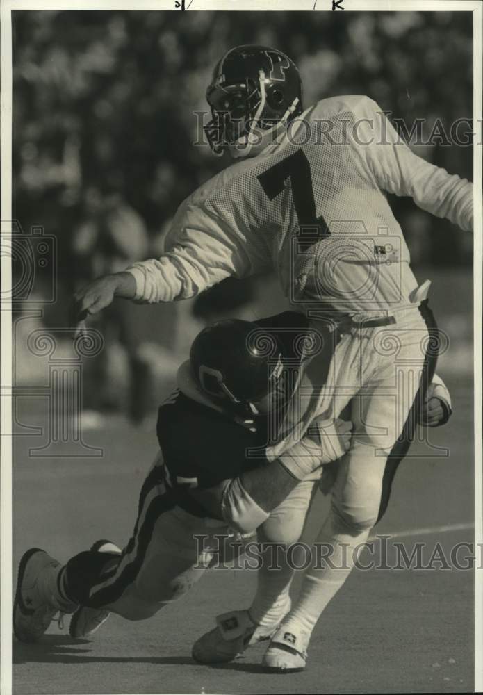 1986 Press Photo Cornell University football player Rick Calhoun hits Penn QB- Historic Images