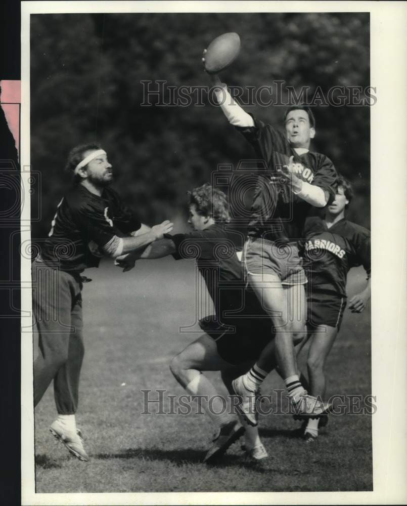 1986 Press Photo Auburn Warriors football player Bill Dickit leaps to grab ball- Historic Images