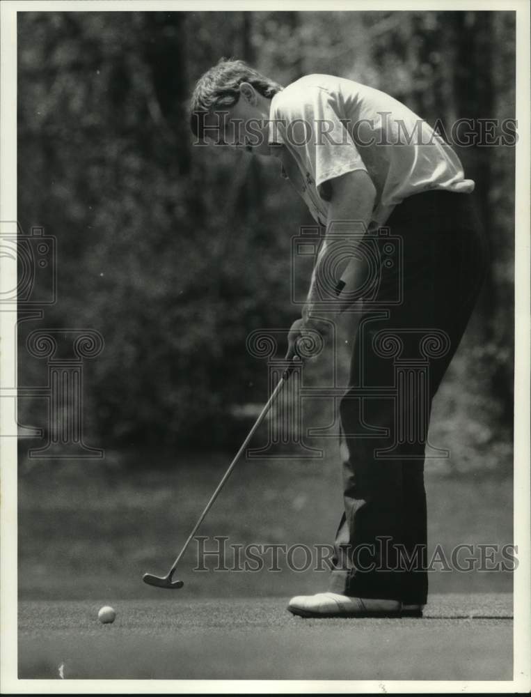 1986 Press Photo Golfer Tom Dyer putting on #12 at Radisson Golf Course in NY- Historic Images