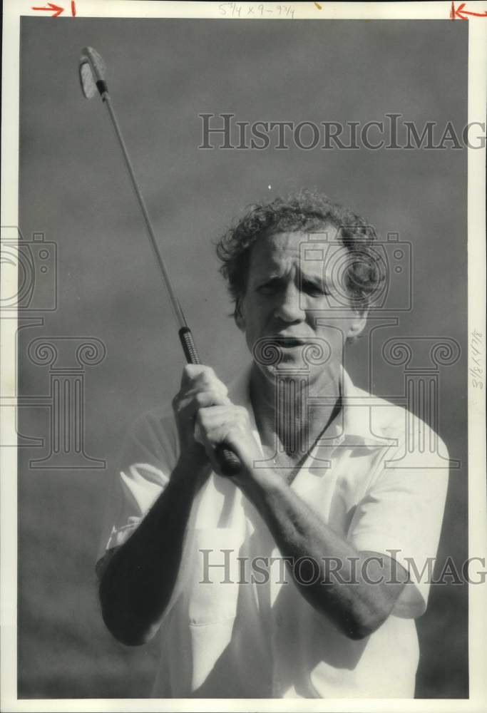 1985 Press Photo Golf instructor Bill Eagan discusses grips with his students- Historic Images