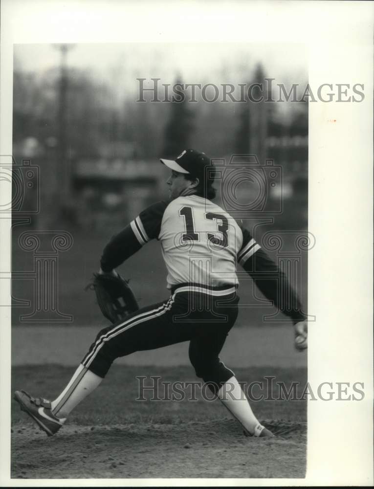 1987 Press Photo Onondaga Community College baseball player Kelly Dwyer throws- Historic Images