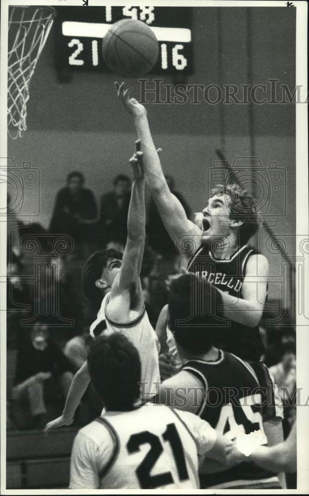 1986 Press Photo Marcellus basketball player Sean Fletcher shoots over defender- Historic Images