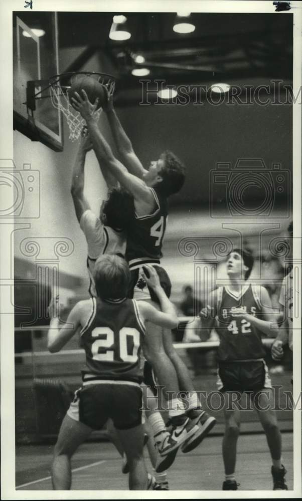 1986 Press Photo Bishop Cunningham basketball player Stan Wegzyn attempts shot- Historic Images