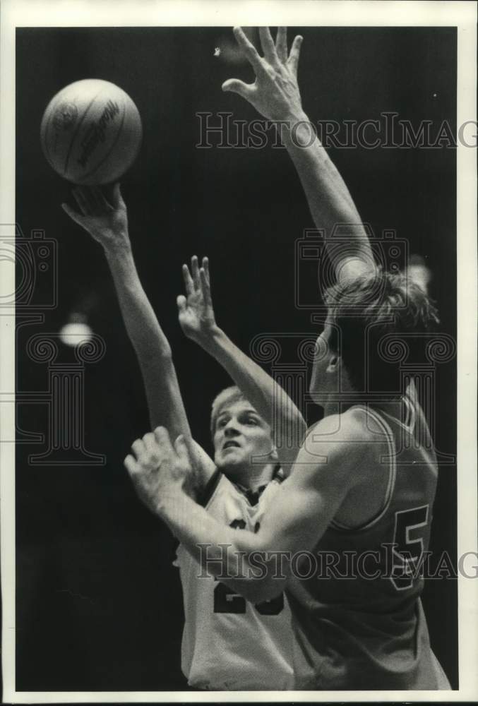 1987 Press Photo Bishop Cunningham basketball player Denny Nicholson shoots ball- Historic Images