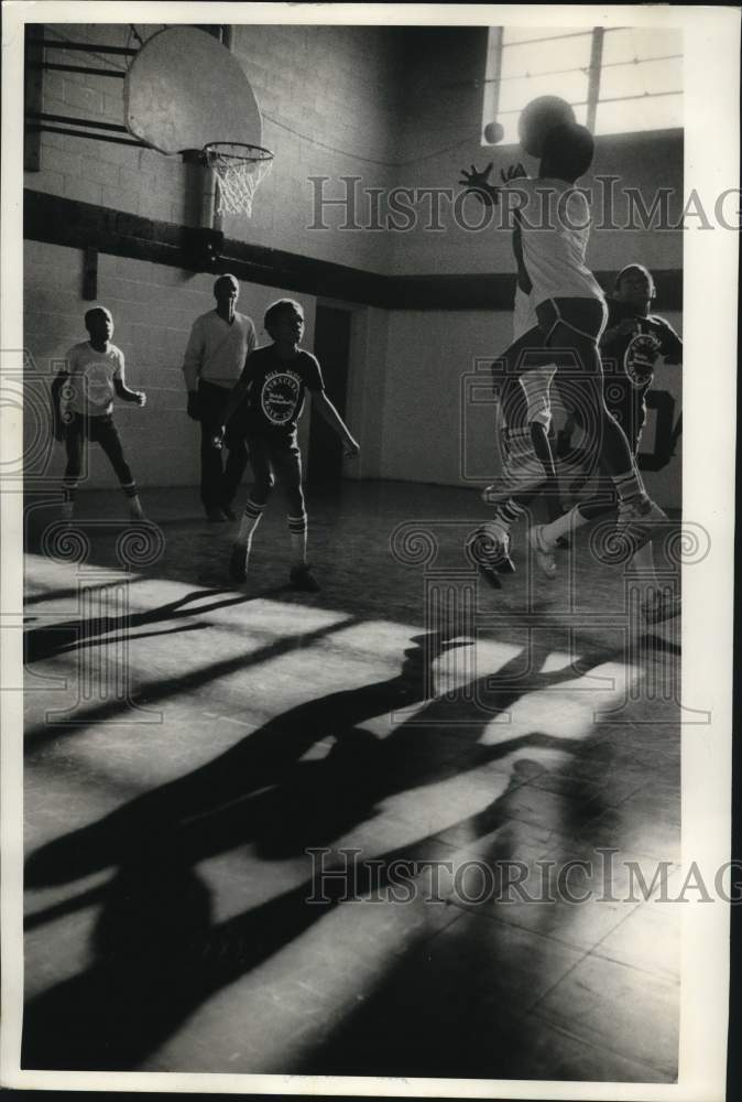 Press Photo Biddy Basketball players open new season at Boys Club in New York- Historic Images