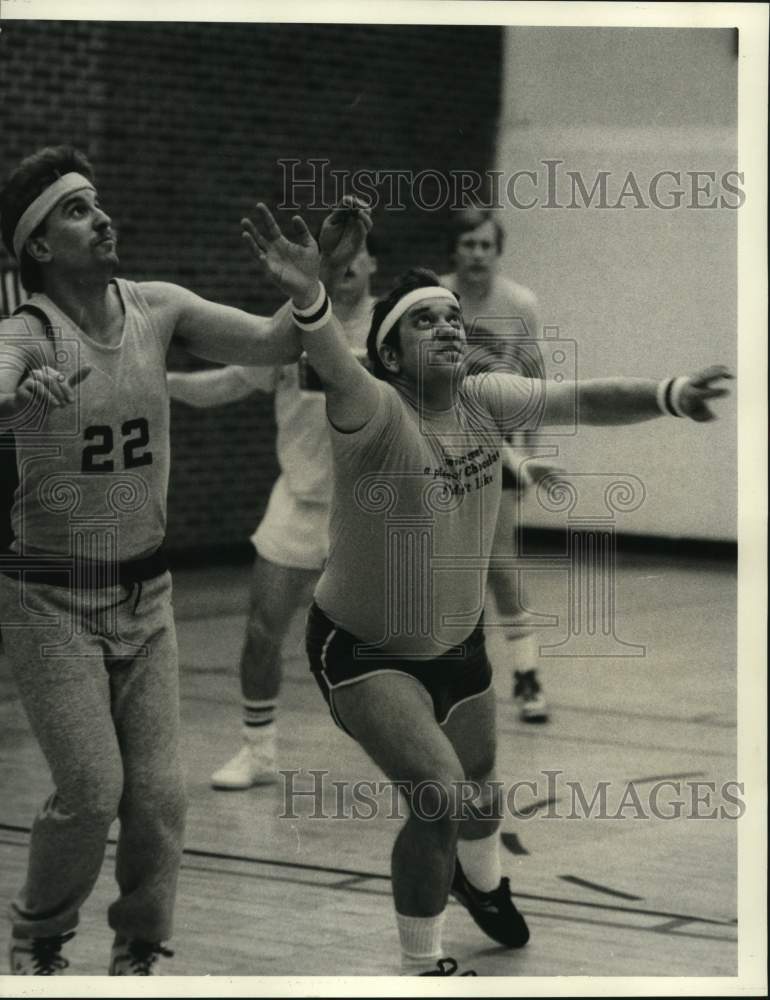 1987 Press Photo Casters basketball player #22 Dennis Barrett battles P Kueiss- Historic Images