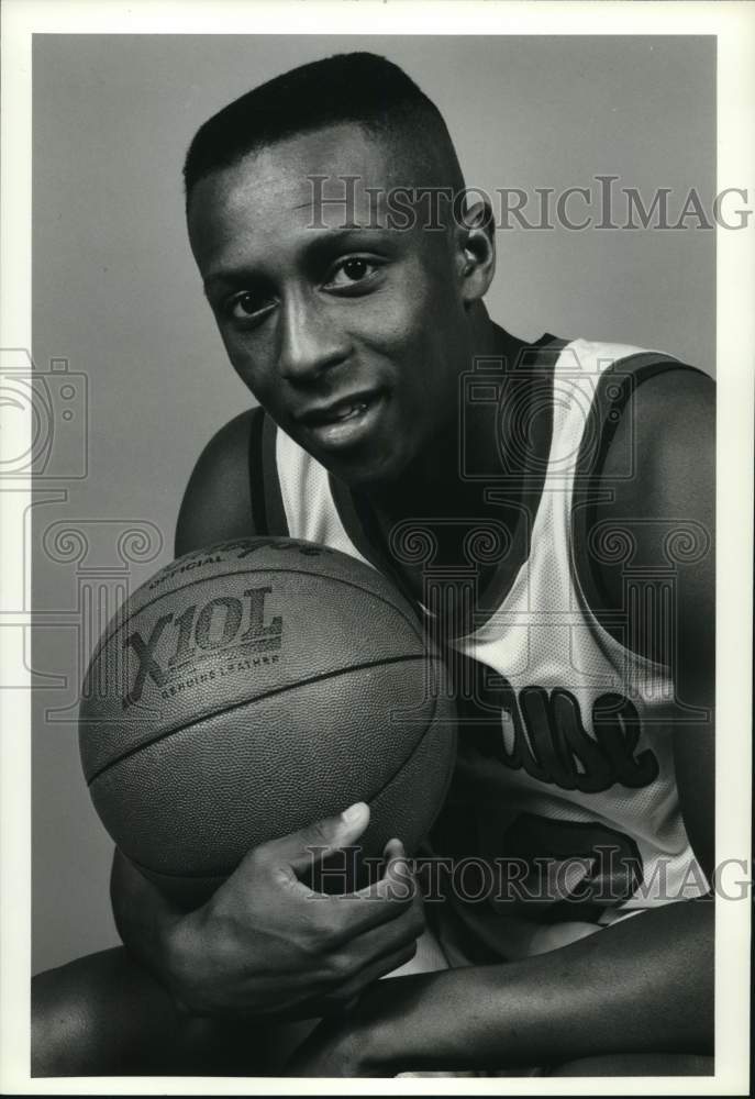 1990 Press Photo Syracuse U basketball player Michael Edwards poses with ball- Historic Images