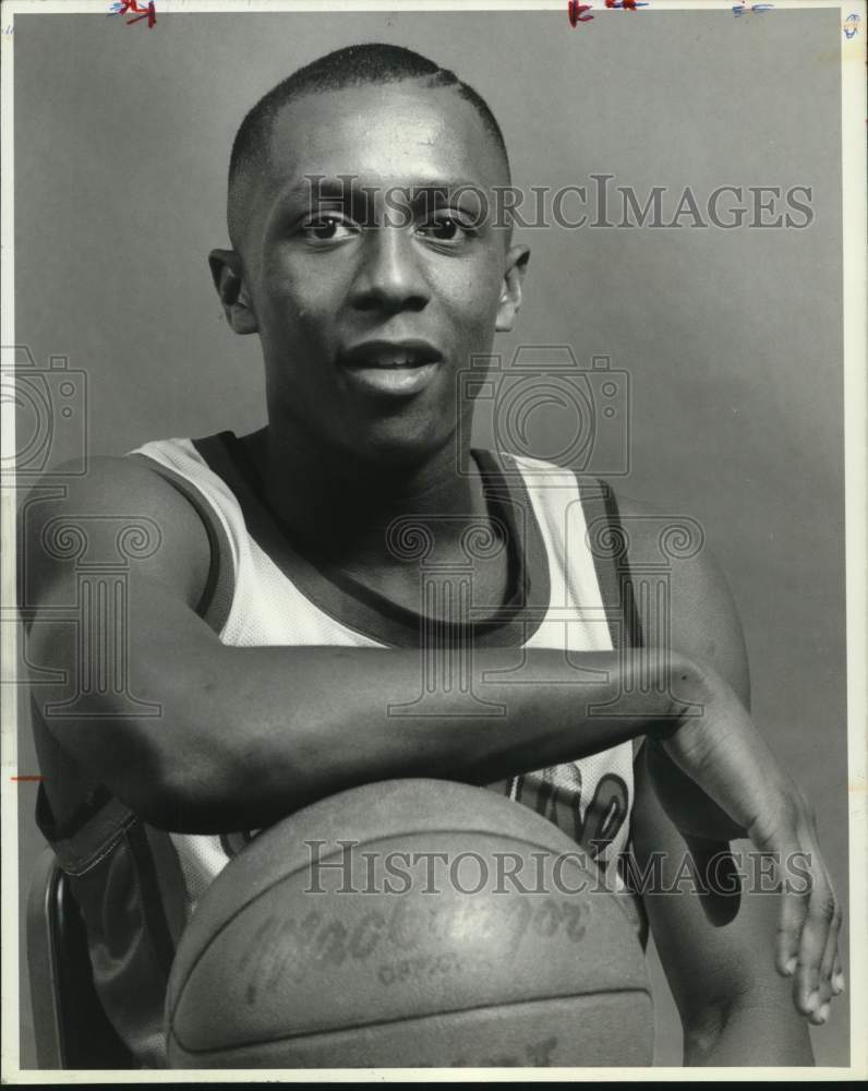 1990 Press Photo Syracuse U basketball player Michael Edwards poses with ball- Historic Images