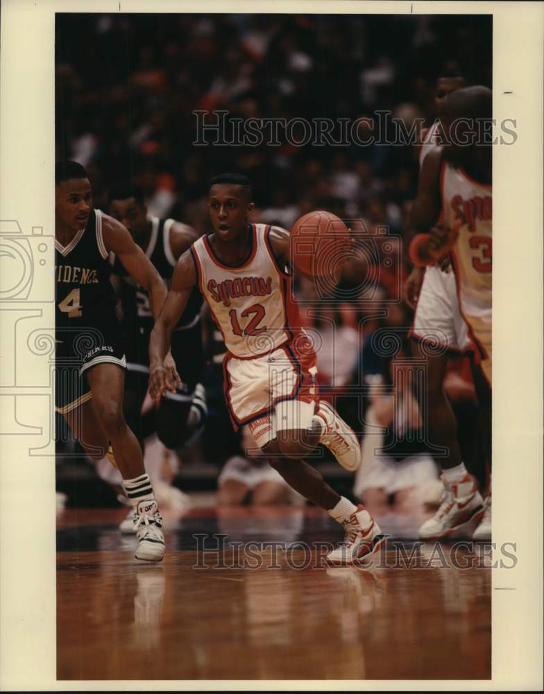 Press Photo Syracuse U basketball player Michael Edwards drives ball up court- Historic Images