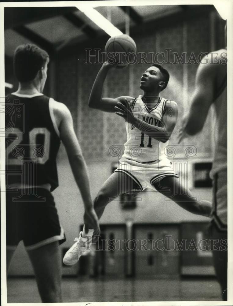 1988 Press Photo Le Moyne College basketball player Julius Edwards shoots ball- Historic Images