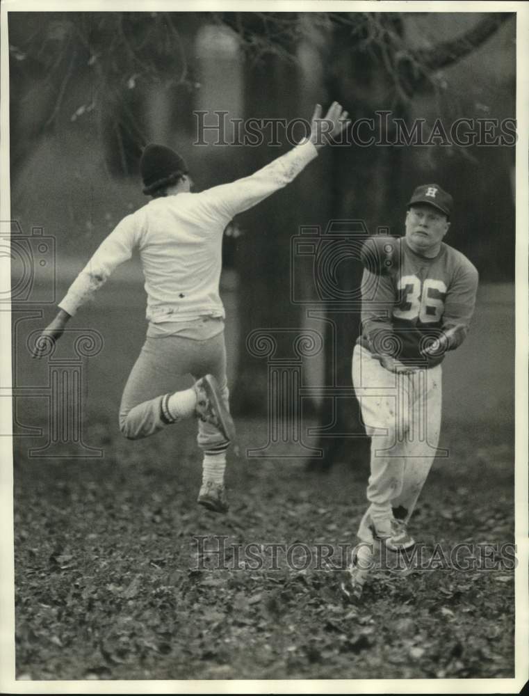 1986 Press Photo J.P. Crangle catches pass during football game at Onondaga Park- Historic Images