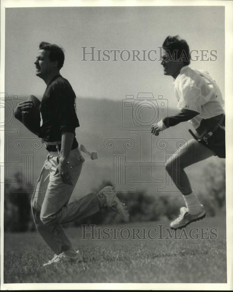 1987 Press Photo Hornets Nest flag football player Terry Cooper catches TD pass- Historic Images