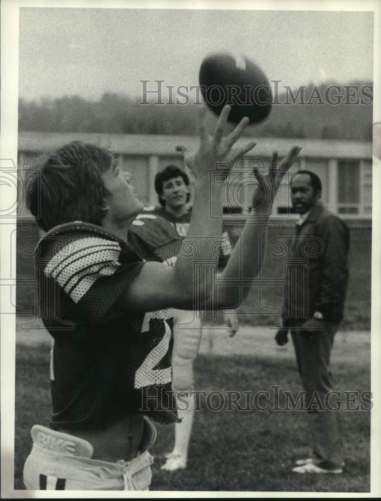 1985 Press Photo Bishop Ludden football player Mark Wretel catches pass- Historic Images