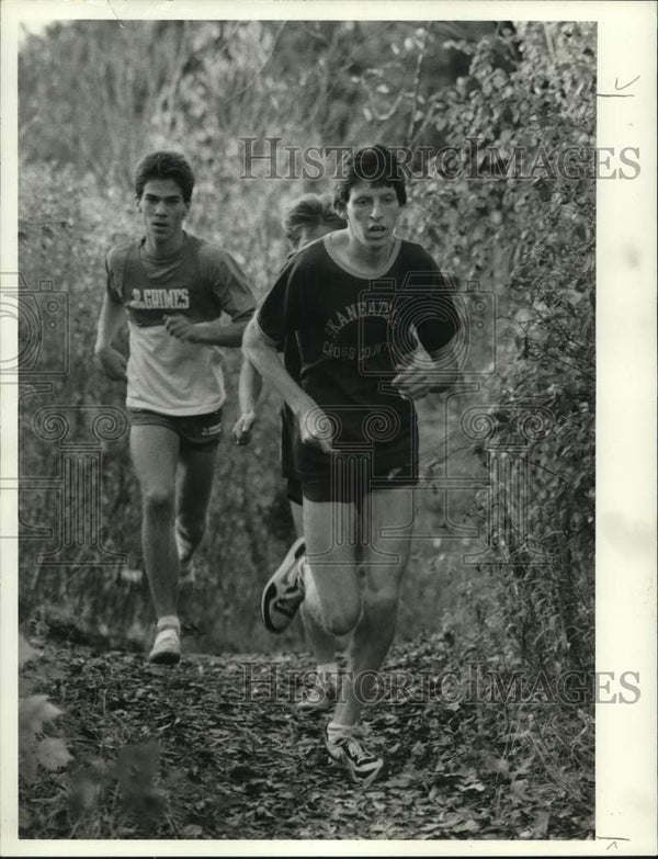1984 Press Photo Skaneateles cross country runner Roger Bragg leads ...