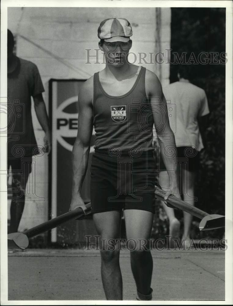 1987 Press Photo Syracuse U Varsity 8 crew member Paul Schmidt carries oars- Historic Images