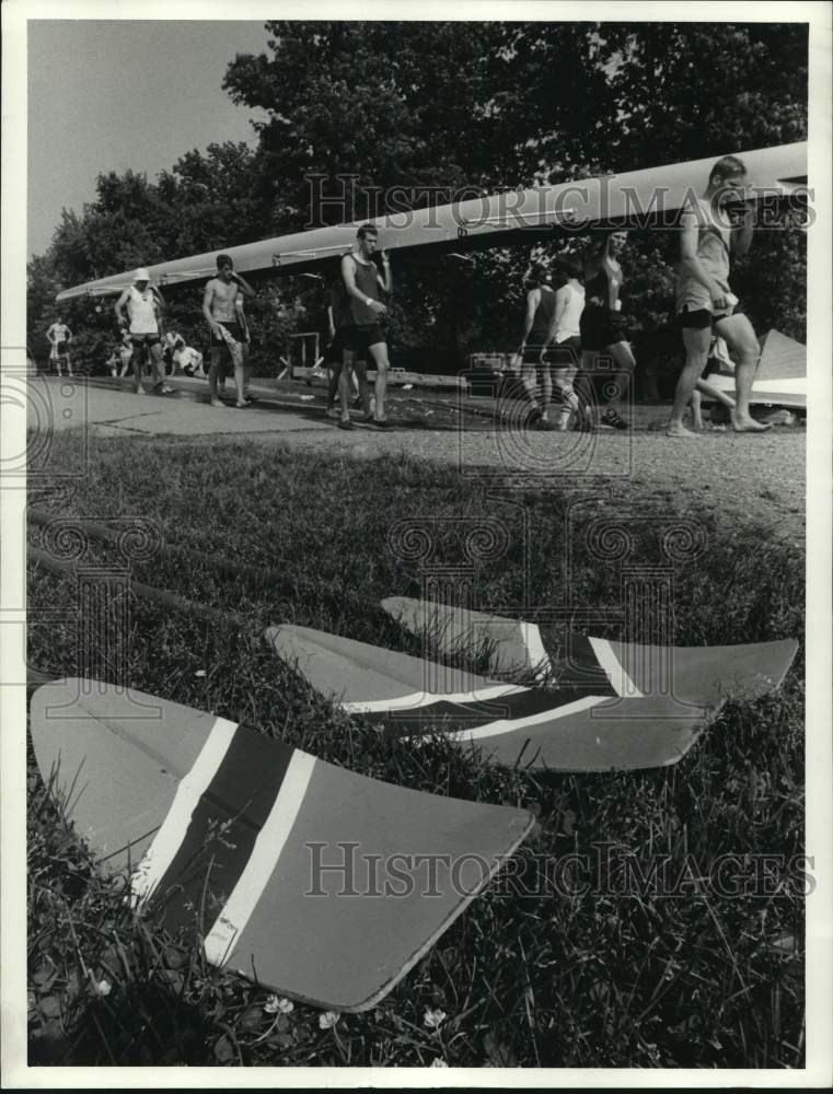 1987 Press Photo Syracuse University crew boathouse area oars and boats- Historic Images