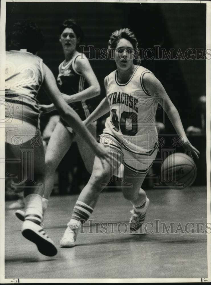 1982 Press Photo Syracuse U basketball player Libby McNulty dribbles ball- Historic Images