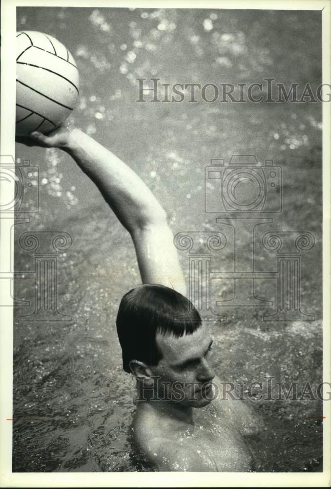 1988 Press Photo Nottingham water polo player Andy Eicholzer fields a pass- Historic Images