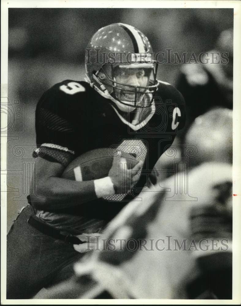 1987 Press Photo Syracuse U football quarterback Don McPherson runs the ball- Historic Images