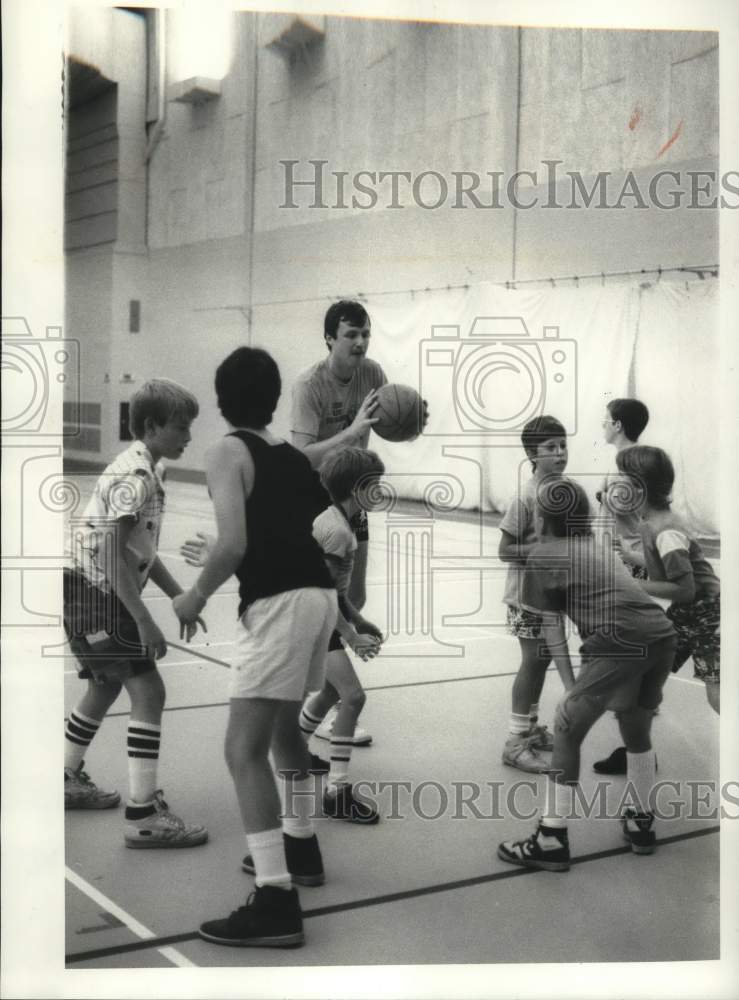 Press Photo Oswego State basketball camp coach Mark Woitach and students- Historic Images