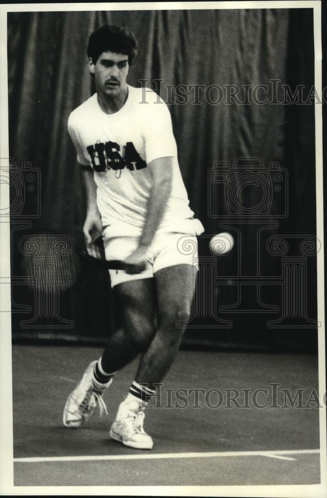 1984 Press Photo Syracuse Tennis Association player Mark Dolan returns shot- Historic Images