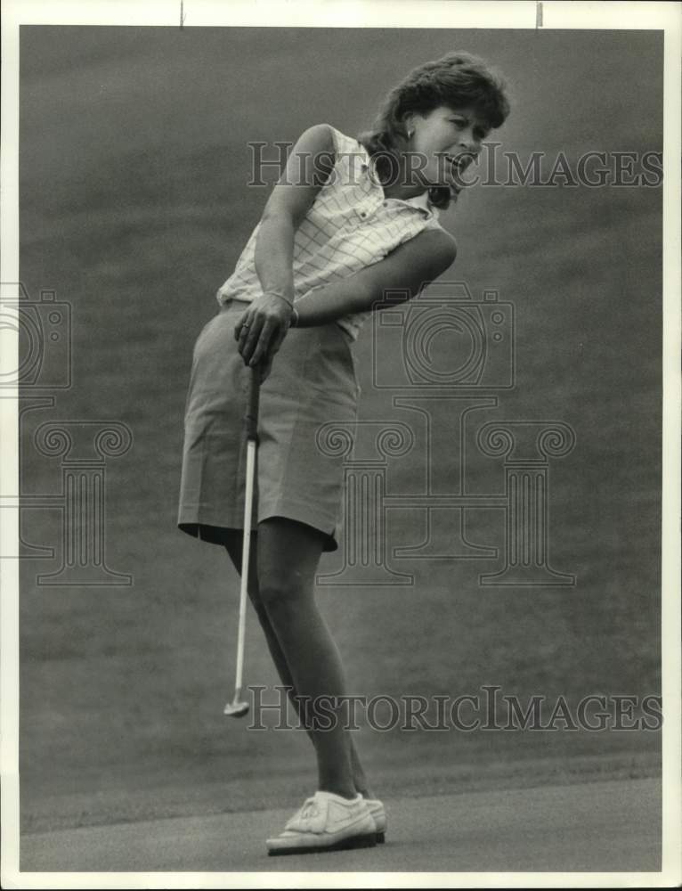 1984 Press Photo Golfer Julie Peck reacts to her putt in Syracuse Women&#39;s Match- Historic Images