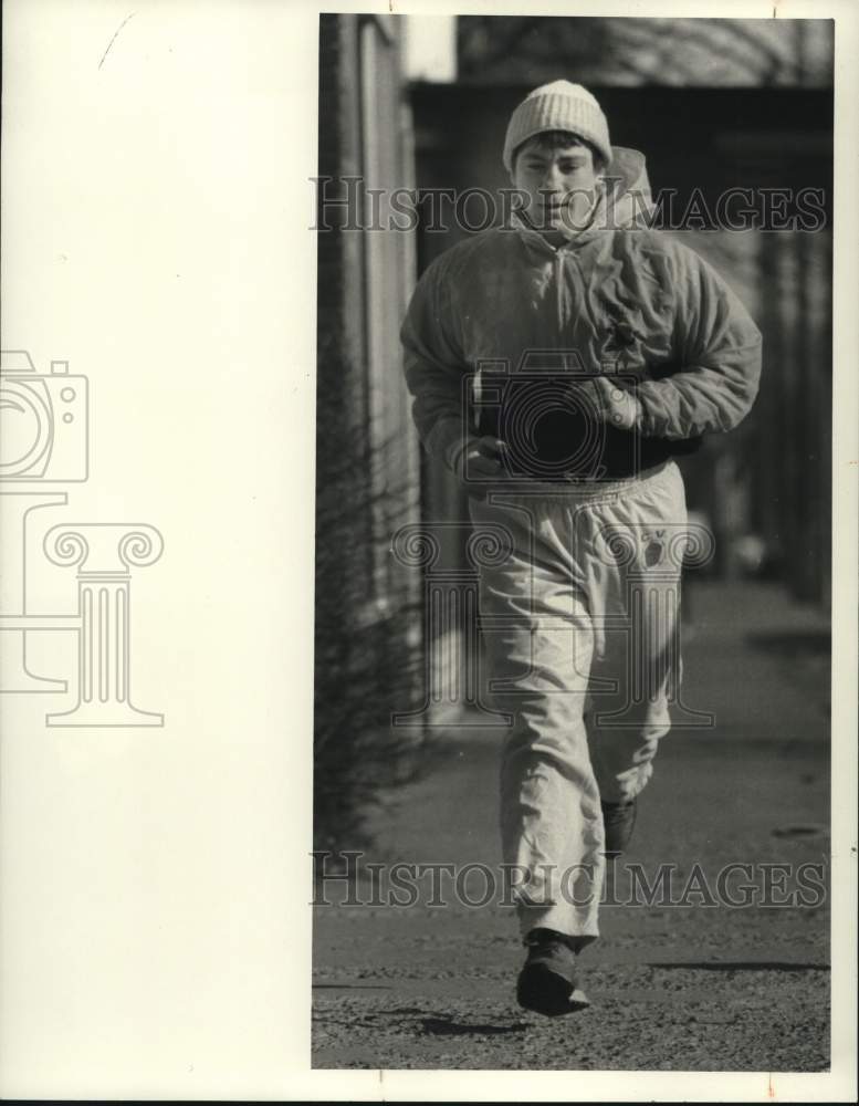 1985 Press Photo Boxer Matt Farrago runs through downtown Cortland NY early am- Historic Images