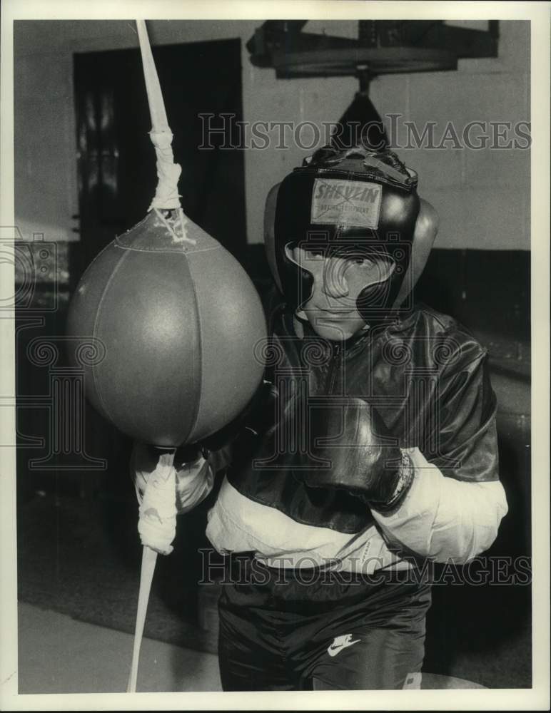 1984 Press Photo Boxer Matt Farrago spars on bag at North Area Boxing Club- Historic Images