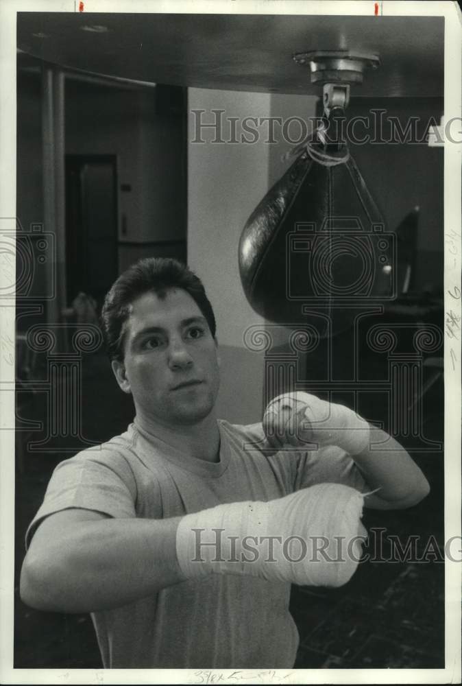 1986 Press Photo Boxer Matt Farrago works out with speed bag at North Area Club- Historic Images