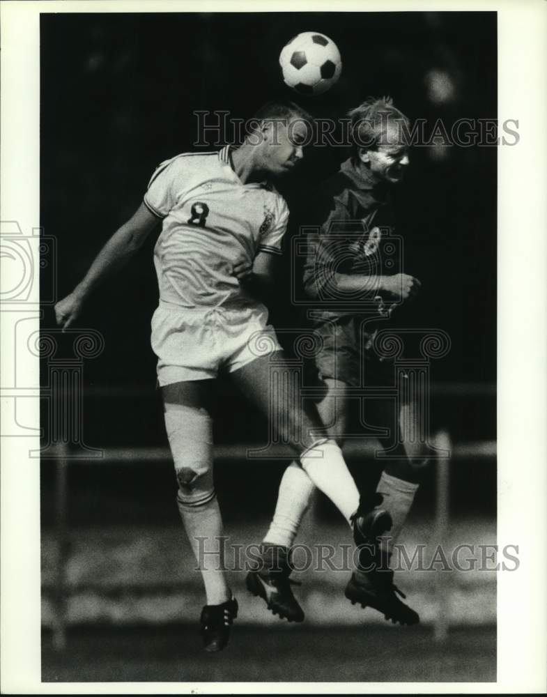 Press Photo Syracuse University soccer player Fred Paulsen heads the ball- Historic Images