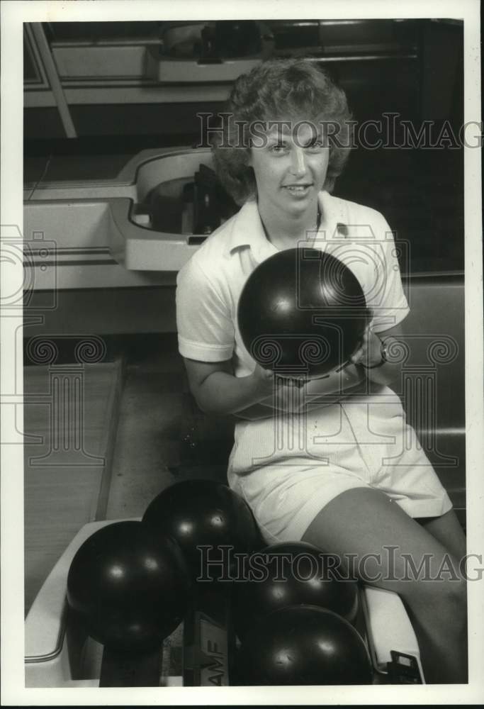 1986 Press Photo Sandy Fallat holds bowling ball. Auburn entry in Empire Games- Historic Images