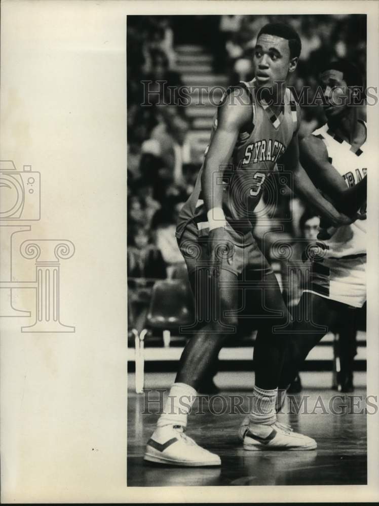 Press Photo Syracuse U basketball player Tony &quot;Red&quot; Bruin battles in game- Historic Images