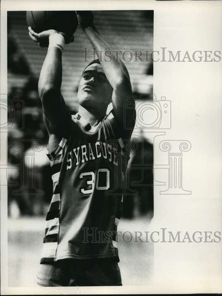 Press Photo Syracuse University basketball player Tony "Red" Bruin shoots ball- Historic Images