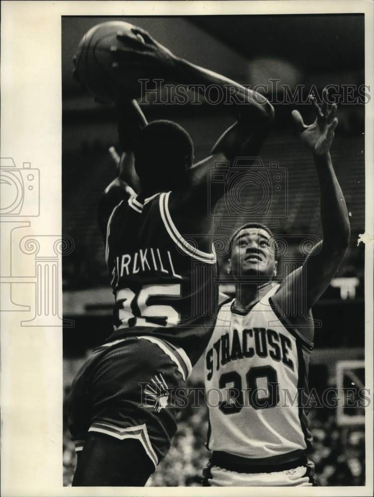 1982 Press Photo Syracuse University basketball player Tony "Red" Bruin defends- Historic Images