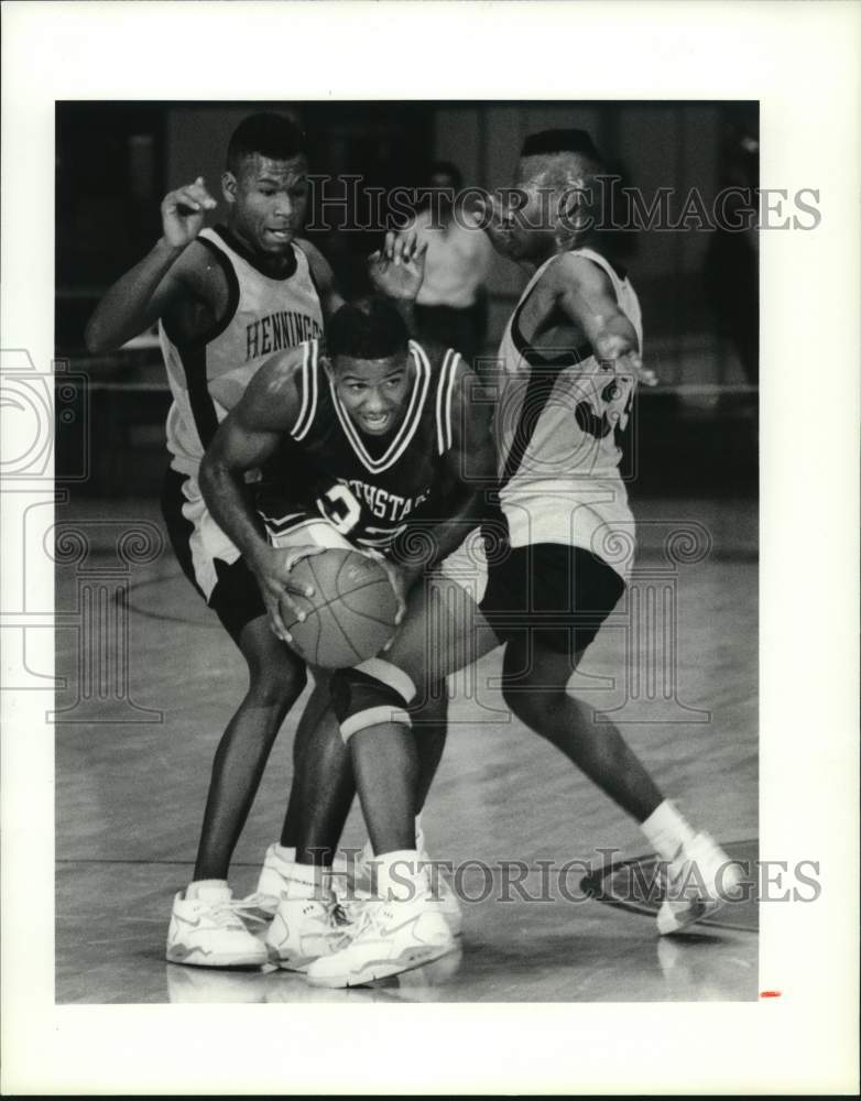 1990 Press Photo Cicero North Syracuse basketball player Mike Brown guarded- Historic Images