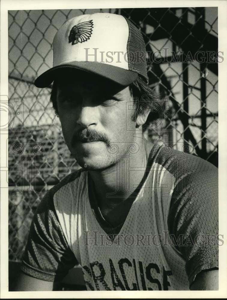 1982 Press Photo Syracuse Chiefs baseball pitcher Gary Wilson #19 watches game- Historic Images