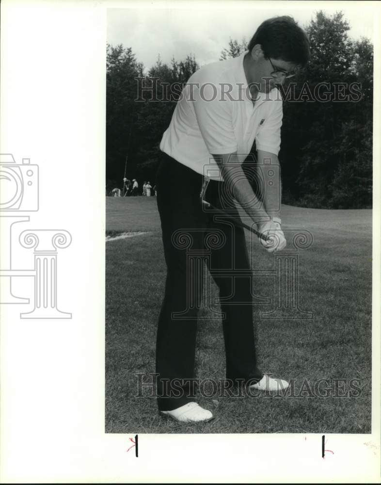 1990 Press Photo Propey Country Club golf pro Rich Winstead swings club- Historic Images