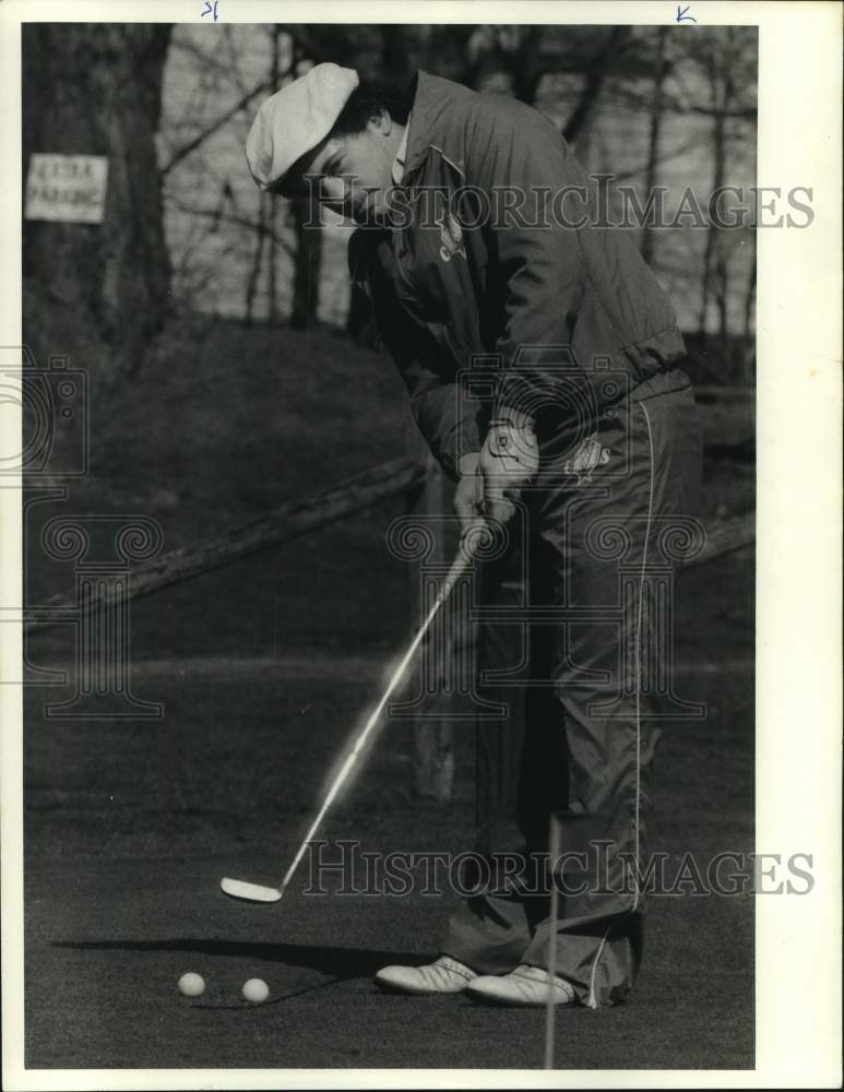 1985 Press Photo Cicero North Syracuse golfer Dan Williamson practices putting- Historic Images
