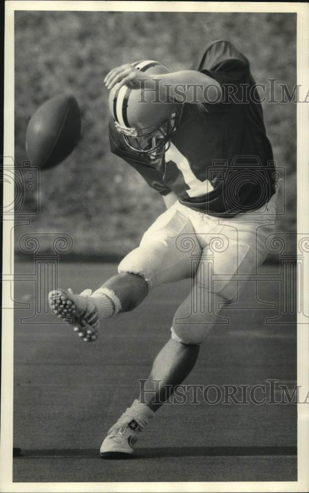 1988 Press Photo Syracuse U football kicker John Biskup practicing his kicking- Historic Images