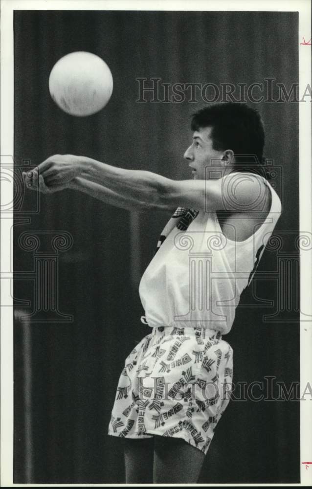 1989 Press Photo Fayetteville-Manlius volleyball player Dan Bilzor bumps ball- Historic Images