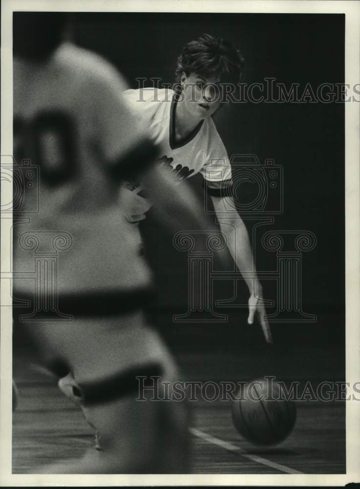 1988 Press Photo Westhill High School girls basketball player #42 dribbles ball- Historic Images