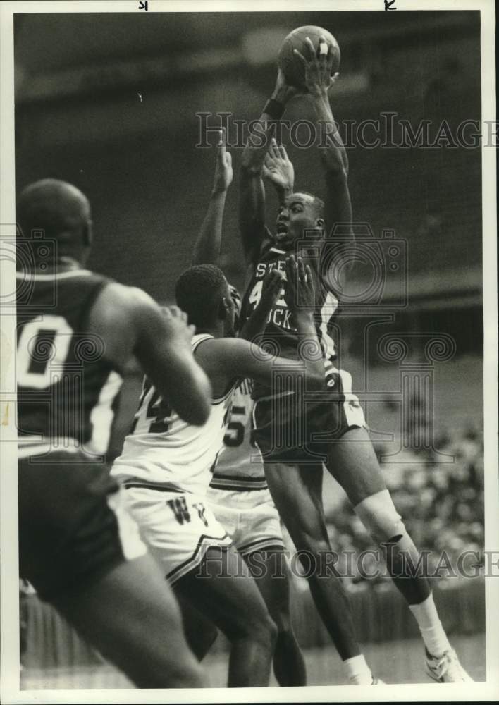 1987 Press Photo Western Kentucky basketball player Frank Tellis shoots ball- Historic Images