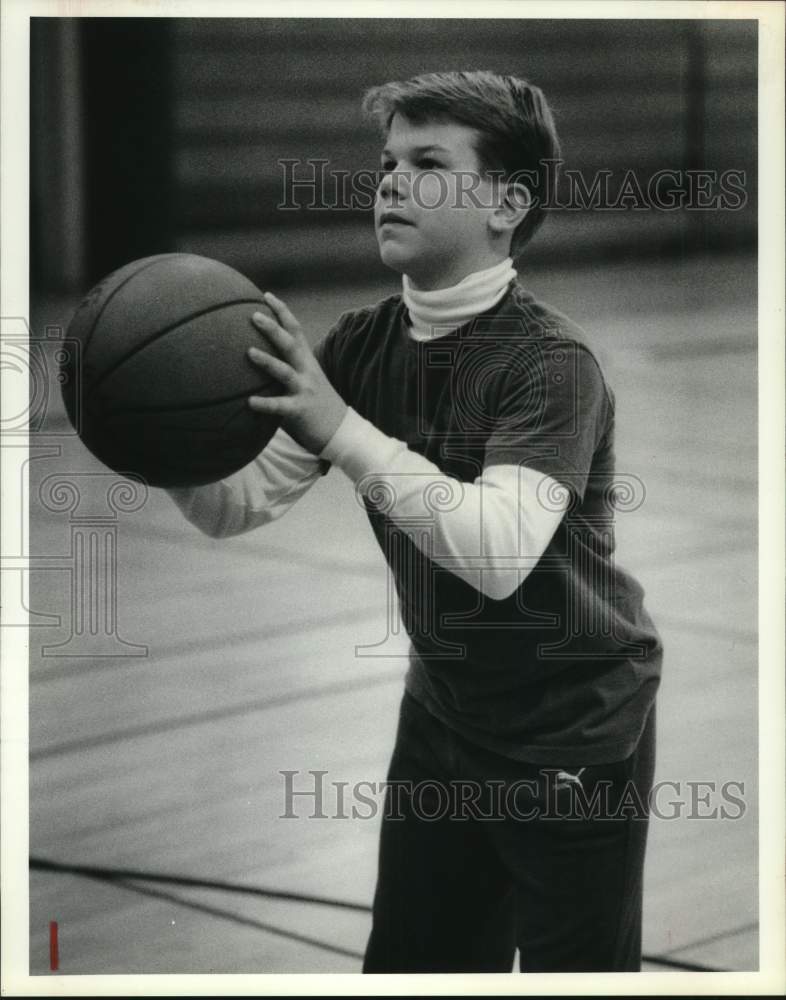 1989 Press Photo Jeff Cady of Fayetteville, NY, takes aim at basketball clinic- Historic Images