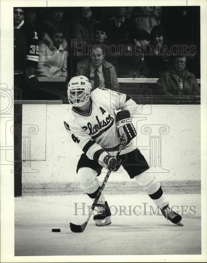 1985 Press Photo Clarkson University hockey player Dave Fretz skates with puck- Historic Images