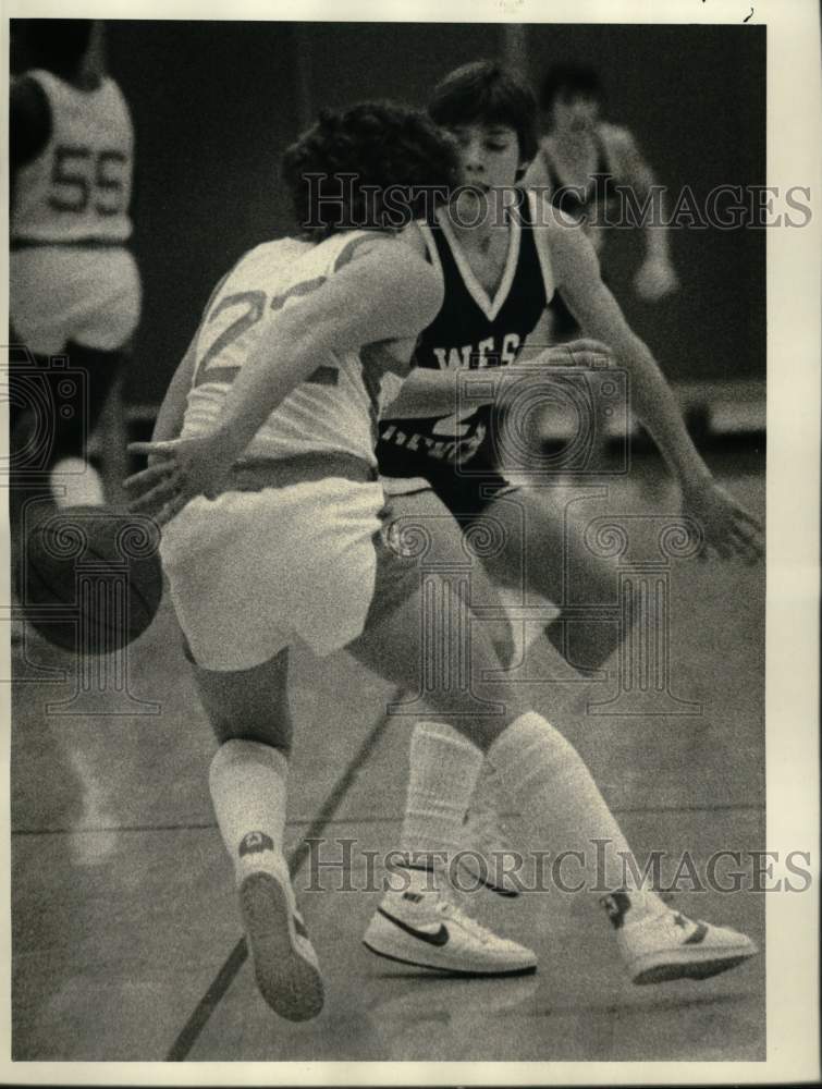 1984 Press Photo East Syracuse-Minoa basketball player Mike Dooling passes ball- Historic Images