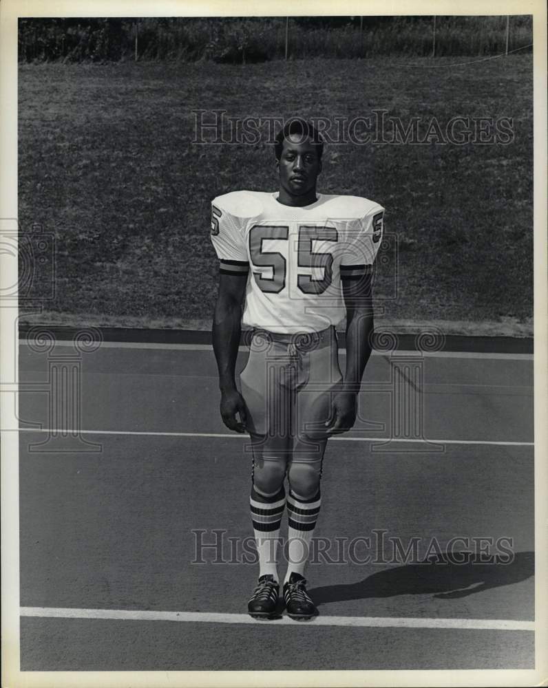 1979 Press Photo Syracuse U football fullback Darren Welch stands on field- Historic Images