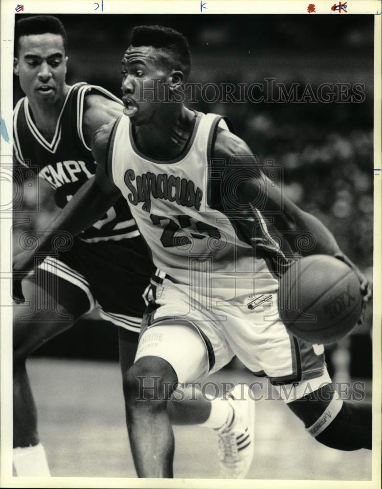 1989 Press Photo Syracuse U basketball player David Johnson drives by defender- Historic Images